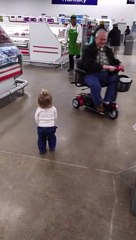 Cette fillette veut dire BONJOUR à tout le monde dans ce supermarché. Adorable...