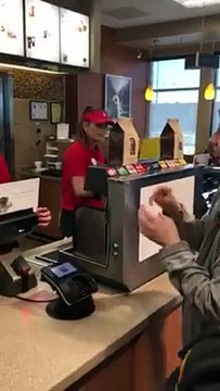 Une employée de Fast Food qui sait parler en langue des signes... Plutot utile!