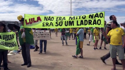 Brasileiros se mobilizam contra o governo