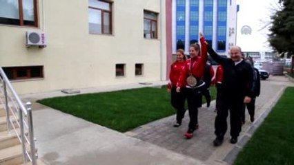 Şampiyon Güreşçi Çiçeklerle Karşılandı