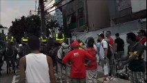 Polícia orienta manifestantes pró-Dilma a saírem da Praça do Pedágio da Terceira Ponte, em Vitória