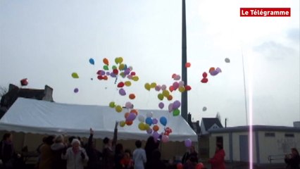 Auray. Lâcher de ballons de Karel
