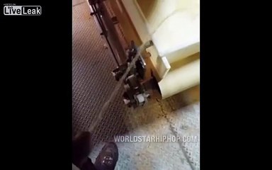 Il pisse dans une usine de céréales Kellogg's!!!