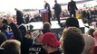 Un protestataire attaque Donald Trump pendant son meeting