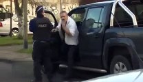 Un homme pète un cable contre un policier