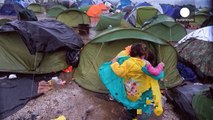 Los refugiados de Idomeni piden ayuda a Merkel para que 'abra' la frontera