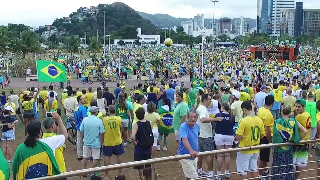 Drone registra multidão atravessando Terceira Ponte durante protestos no ES