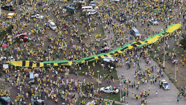 Vídeo mostra bandeirão que pedia impeachment na manifestação em Vitória