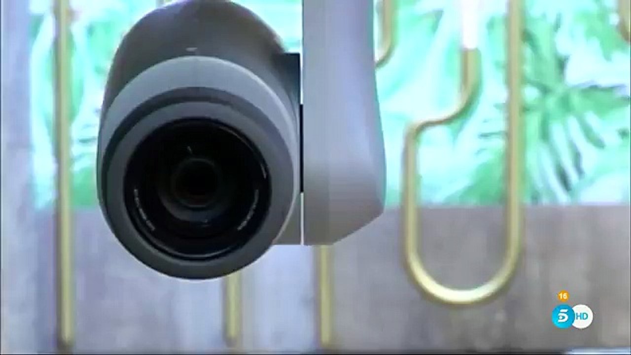 Carlos se niega a asumir que se lavó los dientes con el cepillo que metieron en el W.C.