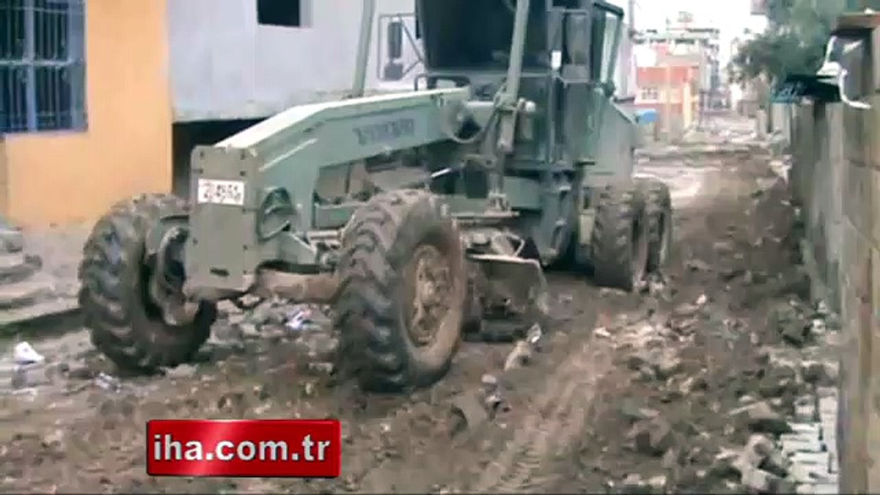 Terör örgütünün bozduğu yollları Mehmetçik düzeltiyor