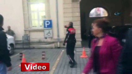 İzmir Valiliği'nin bahçesinde boğazını kesti