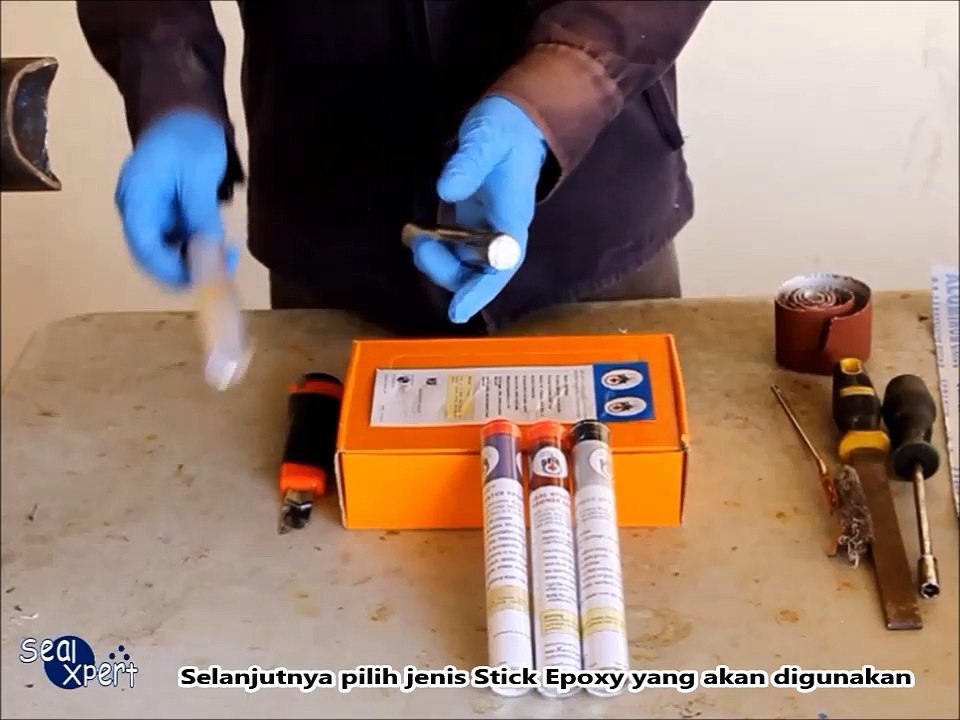 Bagaimana cara mempergunakan Seal Stic quick cure epoxy stick untuk mengisi lubang dan celah