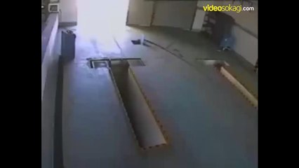 Arabayı iterken kanala düşen adam! :D