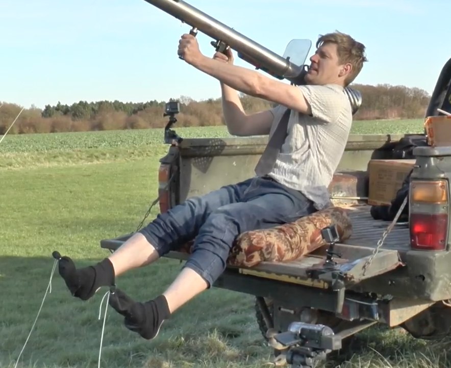 Comment enlever ses chaussettes avec un lance-roquettes ?