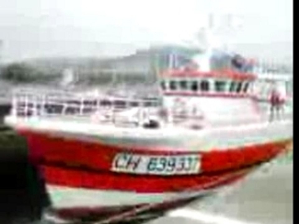 chalutier sortant du port