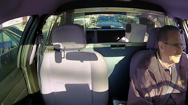 Il braque un chauffeur de taxi en face de la police