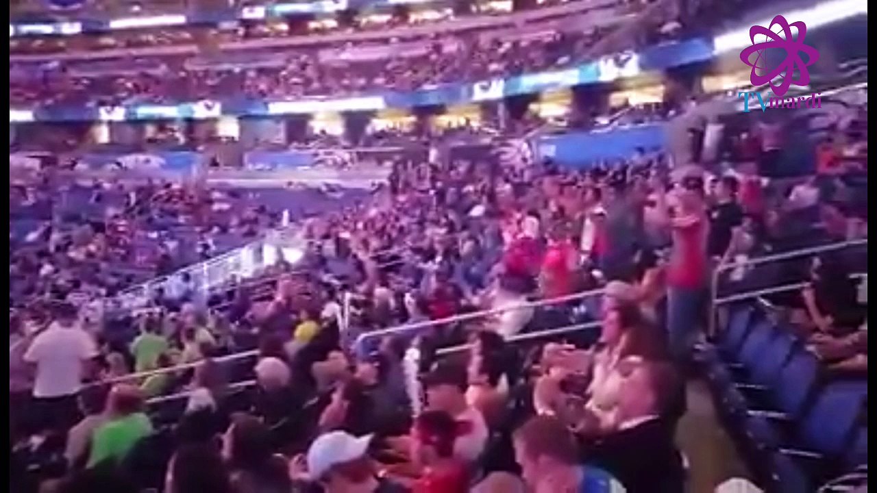 العلم المغربي والكل يغني صوت الحسن ينادي في اكبر ملعب وأكبر دوري NBA بأمريكا