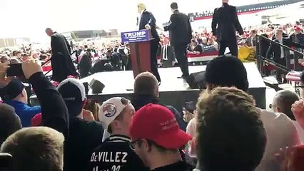 Un homme essaie de monter sur scène lors d'un discours de Donald Trump