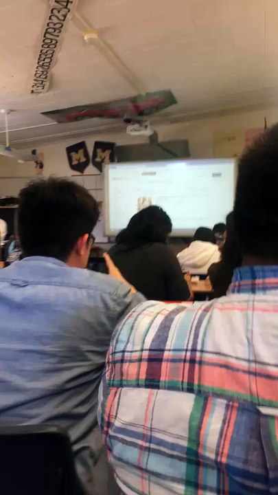 FAIL : Ce professeur aurait dû éteindre son vidéoprojecteur
