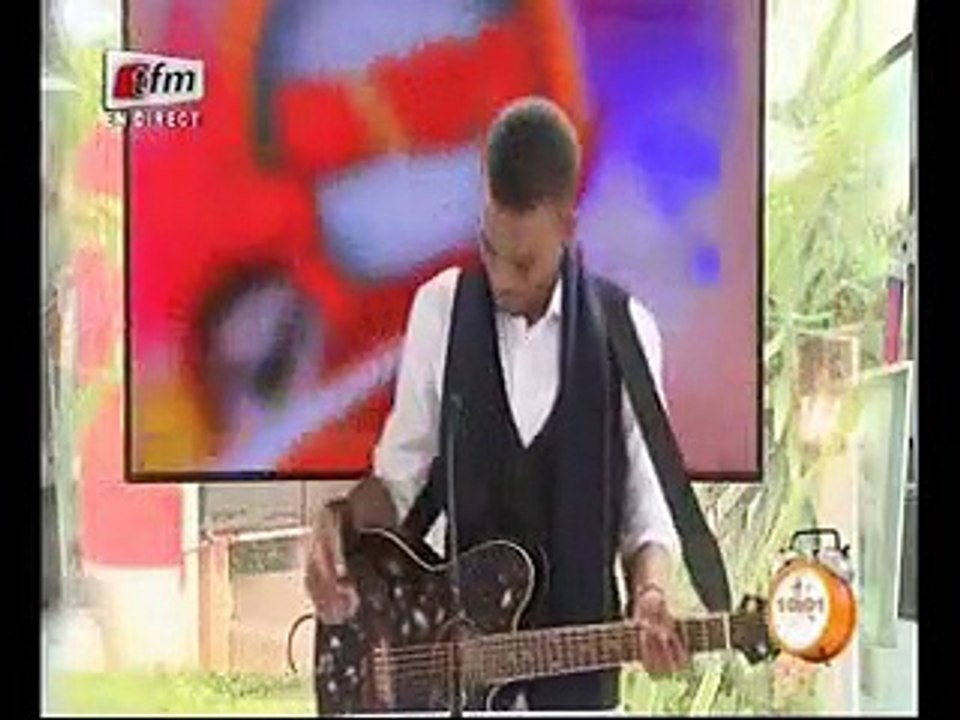Vidéo- Kia Aidara tombe sur le charme de cet artiste en plein direct