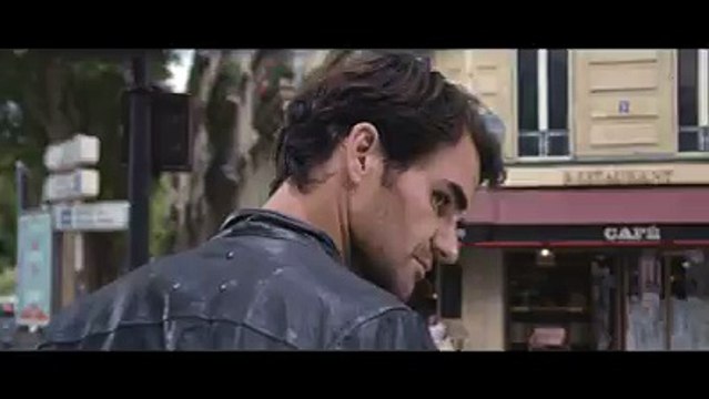 Roger Federer échappe aux griffes d’un dinosaure en plein Paris.