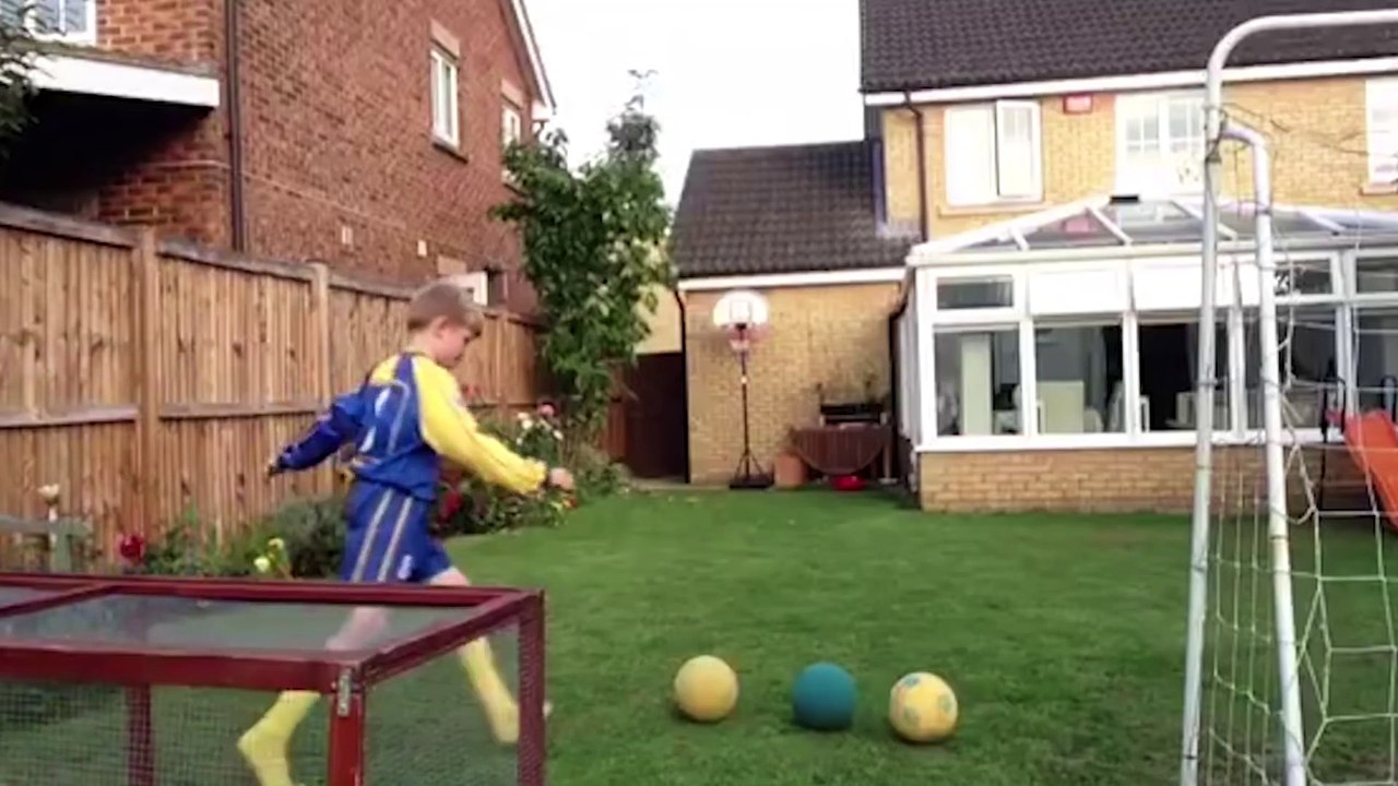 Il tire 3 ballons de Foot au pied dans un panier de Basket à 12 ans seulement ! Futur champion de football