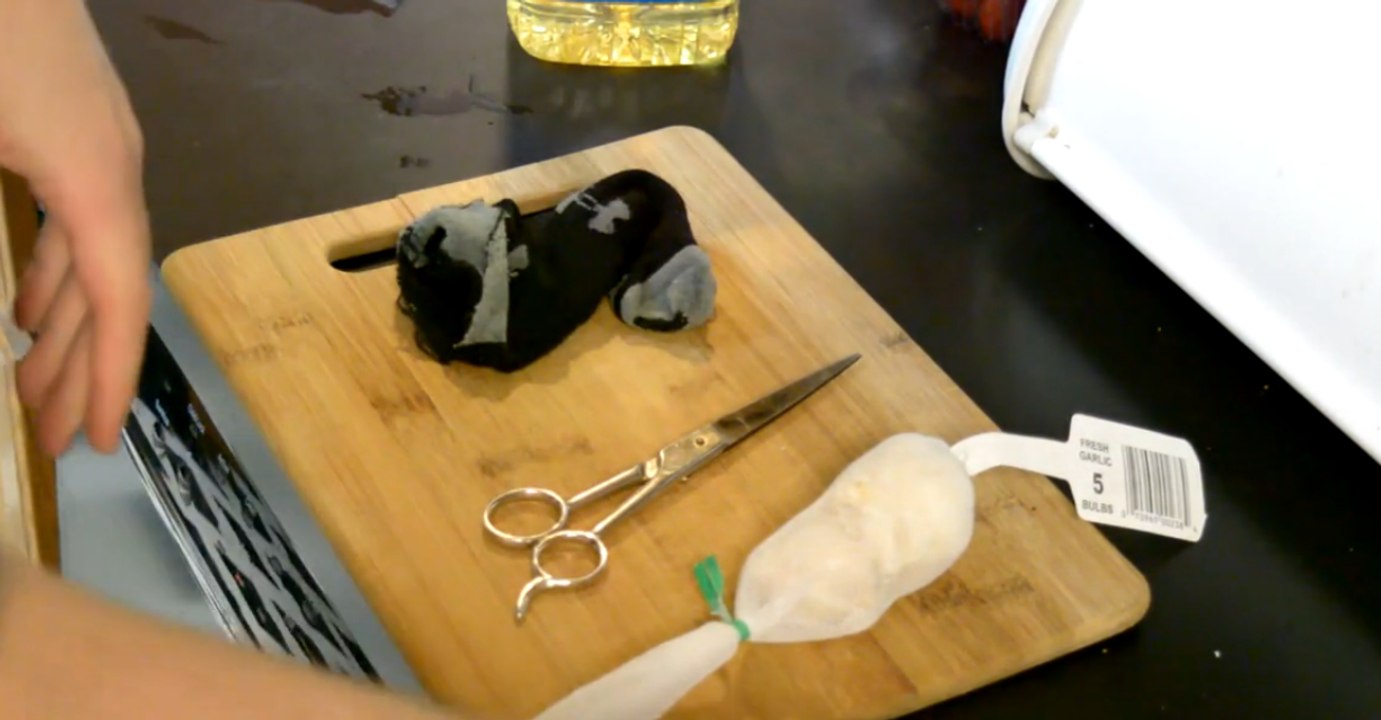 Il perd un pari et mange une chaussette !! Avec des champignons... OUF !