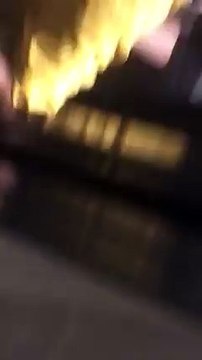 Un mec completement bourré vomit en sortant d'un ascenseur et glisse sur son propre vomi