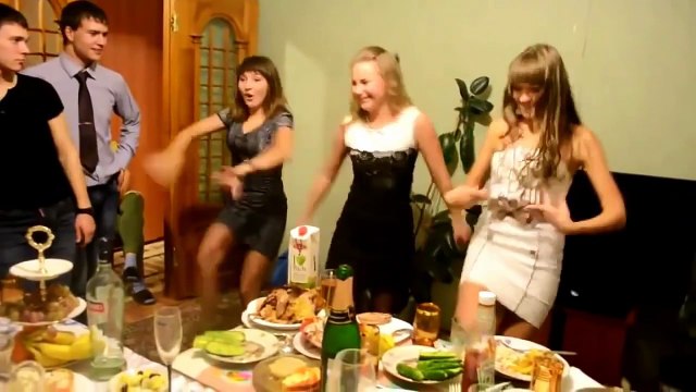 Девочки танцевали пока не пришел парень и не снял им трусы