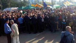 На День города в Запорожье,раздавали Халявный ТОРТ,Прорыв кордона Милиции