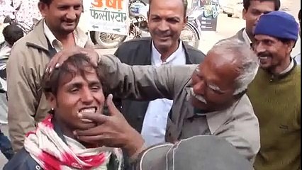 Hindistan'da İlginç Diş Beyazlatma Yöntemi Yok Böyle Bir Şey