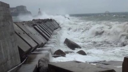Karadeniz'de Dev Dalgalar Mendireği Aştı