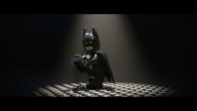 Бэтмен из «Лего. Фильма» спалился делая селфи Забавный ролик