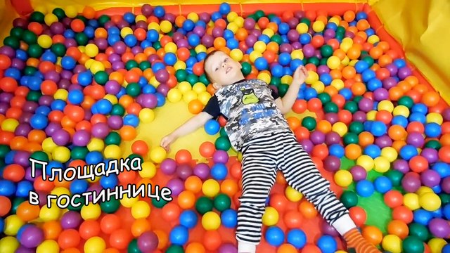 Клим на детской площдке в гостинице Дубаи