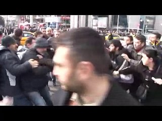 Vatandaşlar, gözaltına alınmak istenen genci polise vermedi