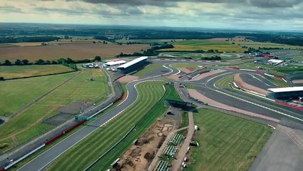 Impressionante! F1 a passar literalmente no "buraco da agulha"!