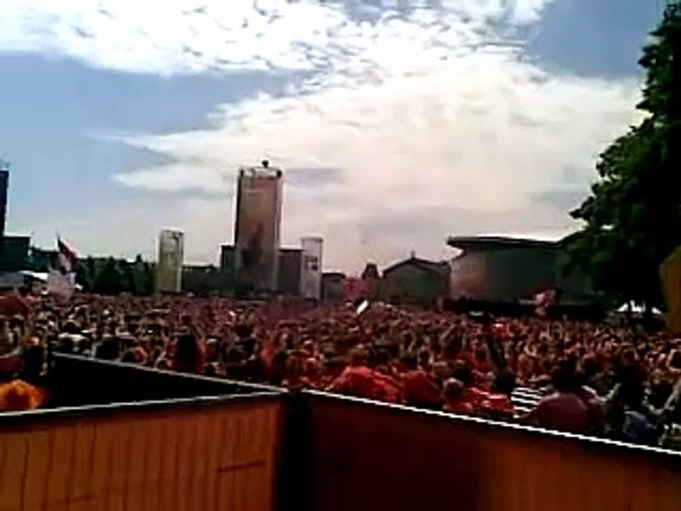 Huldiging oranje vliegen over Museumplein