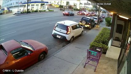 Idiota ao volante causa acidente assustador num Cruzamento!