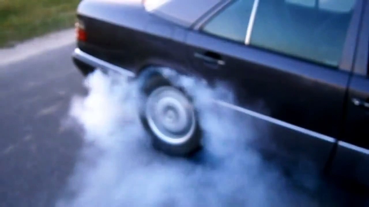 Mercedes 124 СМОТРИТЕ Как спалить резину за 2 минуты