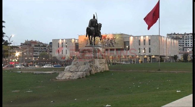 Pas festimeve, punonjësit e Bashkisë pastrojnë mbeturinat në kryeqytet- Ora News