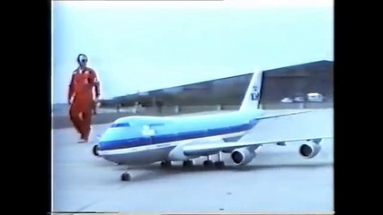 Радиоуправляемая модель самолета Боинг 747 стартует в небо