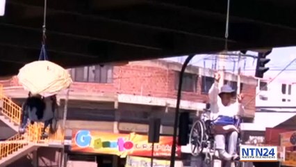 ¿Por qué discapacitados en Bolivia se colgaron de un puente con sus sillas de ruedas?