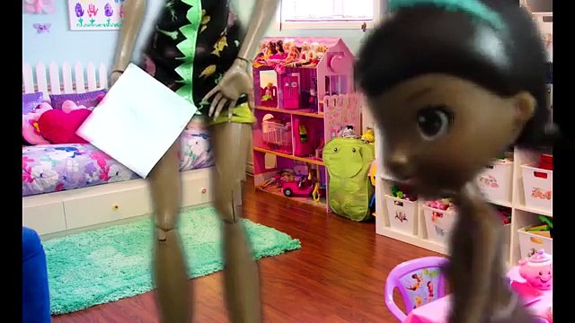 Свинка Пеппа и Доктор Плюшева рисуют уток.