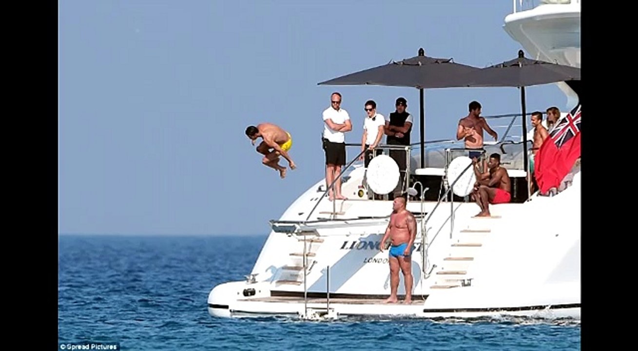 Cristiano Ronaldo brilliantly jumps into the sea كريستيانو رونالدو يقفز ببراعة في البحر