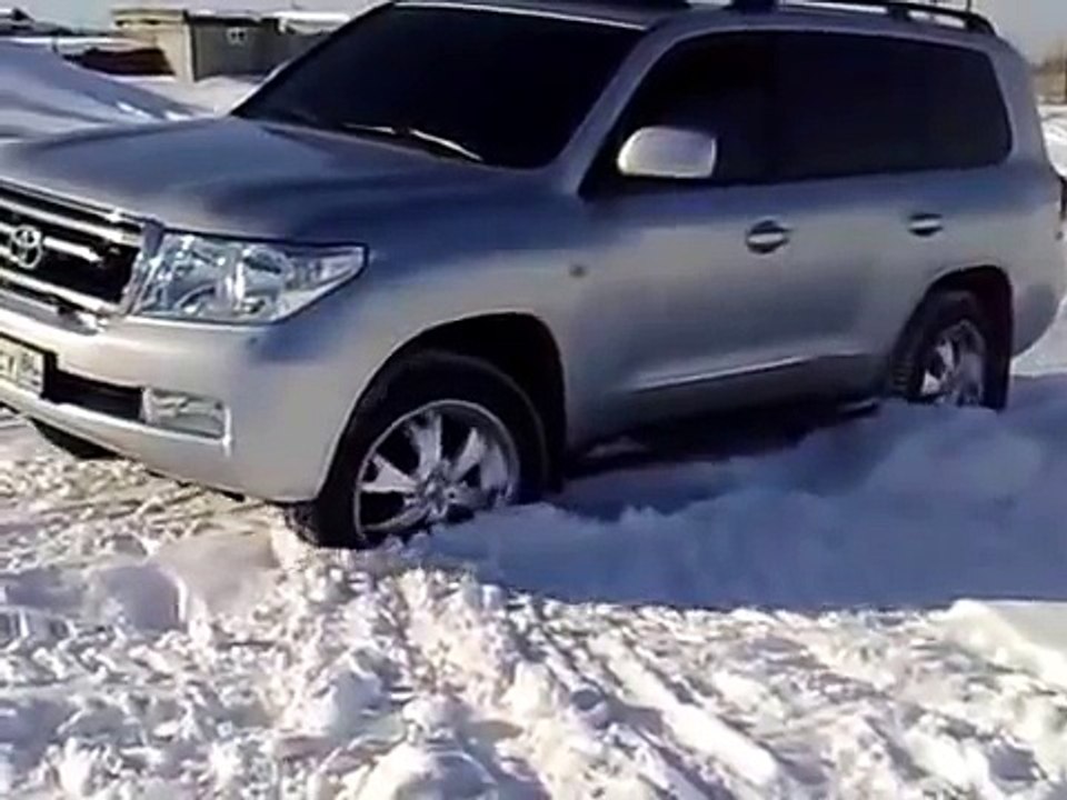 Крузак - 2 ТОННЫ валят по Снегу как Санки