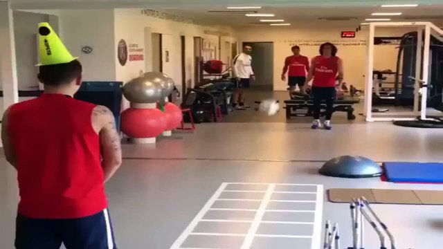 Edinson Cavani tries hitting a cone off Marco Verratti’s head, fails badly