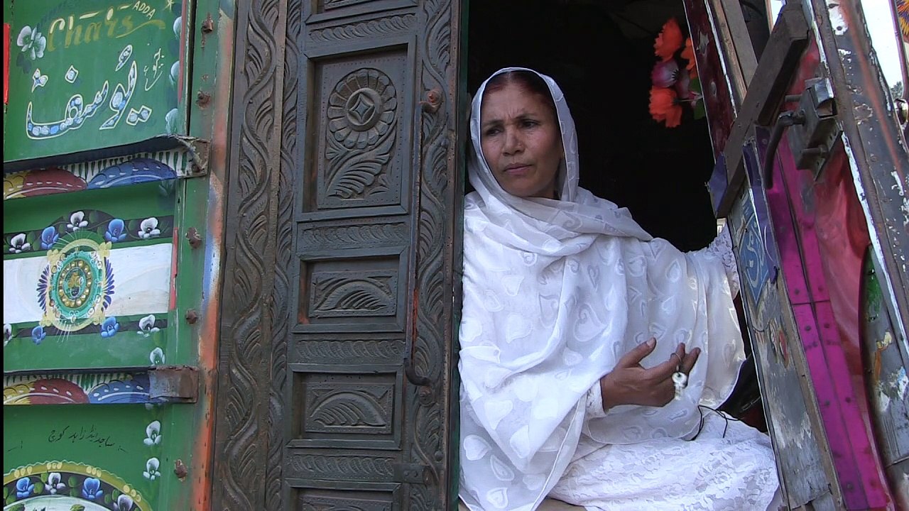 Frauen erobern pakistans straßen