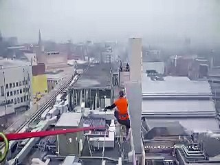 ہزاروں فٹ بلندی پر تار پر چلنے والی خاتون - Female Highliner Walk