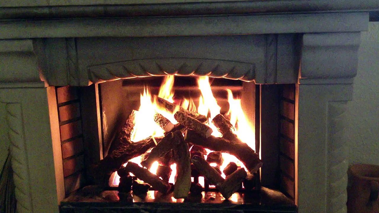Lareira tradicional a gás com troncos
