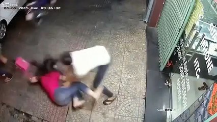 شاهد ماذا فعل الشابين بالفتات في المصعد مستغلين ضعف الفتات جديد 2016